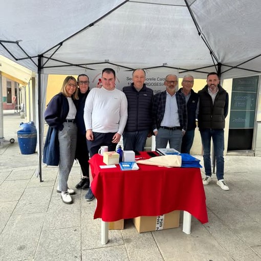 A Borgosesia il Comune vicino a “Siamo Speciali APS”: incontro al gazebo informativo in via Roma
