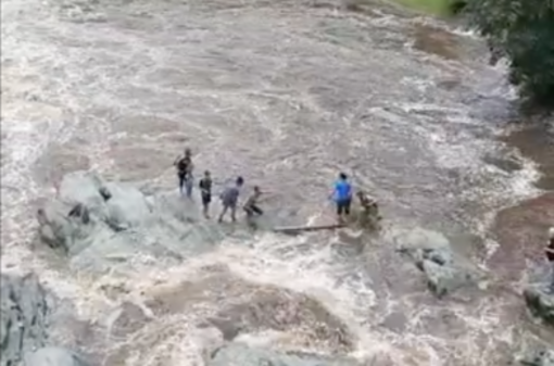 Famiglia in difficoltà in mezzo al torrente - VIDEO Famiglia in difficoltà in mezzo al torrente - VIDEO