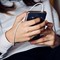 Sempre con il cellulare in mano: quando l’abitudine diventa dipendenza Sempre con il cellulare in mano: quando l’abitudine diventa dipendenza