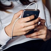Sempre con il cellulare in mano: quando l’abitudine diventa dipendenza Sempre con il cellulare in mano: quando l’abitudine diventa dipendenza