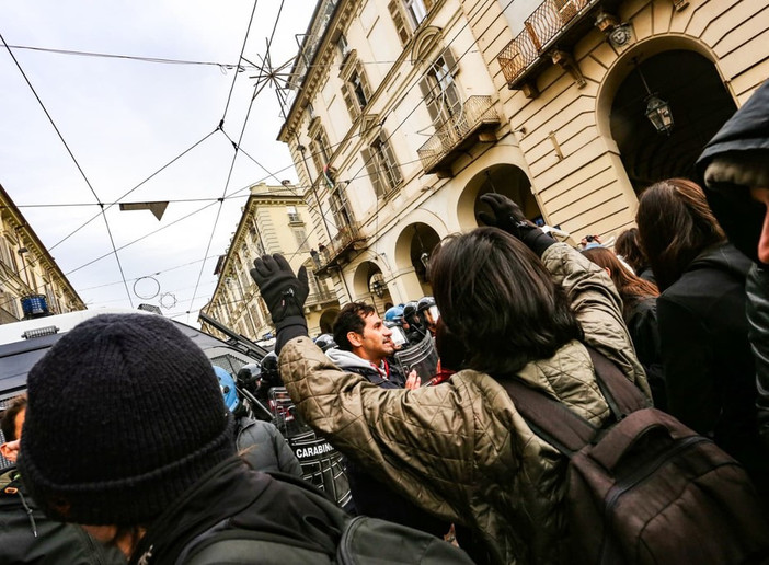 Ancora un corteo ad alta tensione a Torino: bruciata la foto di Meloni, scontri con la Polizia Ancora un corteo ad alta tensione a Torino: bruciata la foto di Meloni, scontri con la Polizia