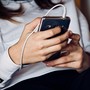 Sempre con il cellulare in mano: quando l’abitudine diventa dipendenza Sempre con il cellulare in mano: quando l’abitudine diventa dipendenza