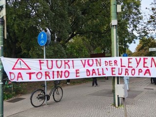 La Polizia in assetto antisommossa blocca l'accesso alle Ogr: tensione altissima La Polizia in assetto antisommossa blocca l'accesso alle Ogr: tensione altissima