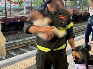 Treno bloccato a 500 metri dalla stazione di Vercelli: assistenza dei Vigili del Fuoco ai viaggiatori