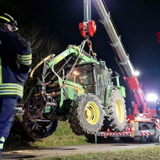 Dal nord ovest: Trattore si ribalta e resta in bilico tra due strade: intervento dei Vigili del Fuoco