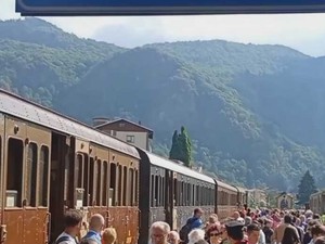 Varallo celebra i 140 anni della ferrovia Novara–Varallo con un treno storico a vapore Varallo celebra i 140 anni della ferrovia Novara–Varallo con un treno storico a vapore
