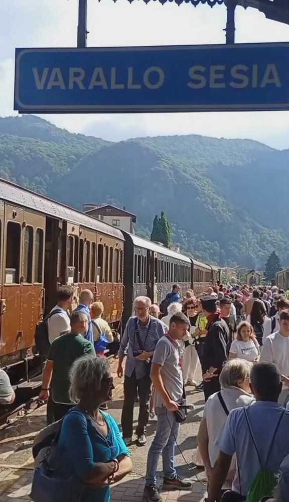 Varallo celebra i 140 anni della ferrovia Novara–Varallo con un treno storico a vapore