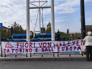 La Polizia in assetto antisommossa blocca l'accesso alle Ogr: tensione altissima La Polizia in assetto antisommossa blocca l'accesso alle Ogr: tensione altissima