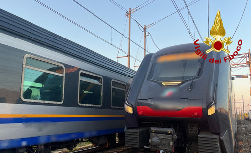 Treno in avaria alla periferia di Vercelli, 400 persone bloccate a bordo: disagi per i pendolari Treno in avaria alla periferia di Vercelli, 400 persone bloccate a bordo: disagi per i pendolari