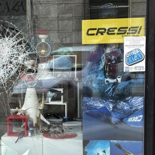 Altra vetrina infranta a Vercelli: questa volta ai danni di un'Ottica