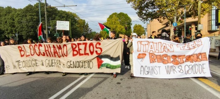 La Polizia in assetto antisommossa blocca l'accesso alle Ogr: tensione altissima La Polizia in assetto antisommossa blocca l'accesso alle Ogr: tensione altissima