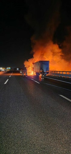 Dal Nord-ovest - Torino, a fuoco un tir alimentato a metano: ferito il conducente e traffico in tilt