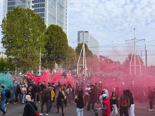 La Polizia in assetto antisommossa blocca l'accesso alle Ogr: tensione altissima La Polizia in assetto antisommossa blocca l'accesso alle Ogr: tensione altissima