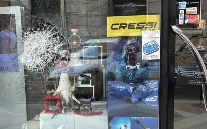 Altra vetrina infranta a Vercelli: questa volta ai danni di un'Ottica Altra vetrina infranta a Vercelli: questa volta ai danni di un'Ottica