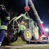 Dal nord ovest: Trattore si ribalta e resta in bilico tra due strade: intervento dei Vigili del Fuoco