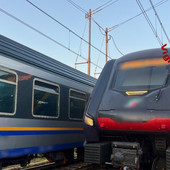 Treno in avaria alla periferia di Vercelli, 400 persone bloccate a bordo: disagi per i pendolari Treno in avaria alla periferia di Vercelli, 400 persone bloccate a bordo: disagi per i pendolari