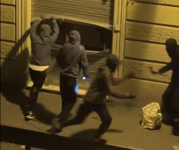 Dal Nord-ovest (TO), spaccata fallita a Torino: cinque incappucciati ripresi dai residenti Dal Nord-ovest (TO), spaccata fallita a Torino: cinque incappucciati ripresi dai residenti