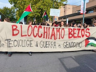 La Polizia in assetto antisommossa blocca l'accesso alle Ogr: tensione altissima La Polizia in assetto antisommossa blocca l'accesso alle Ogr: tensione altissima