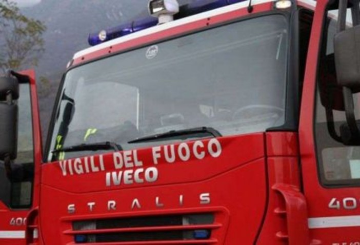 Dal Novarese: Auto in fiamme sull'A4 tra Biandrate e Greggio, traffico rallentato nella notte