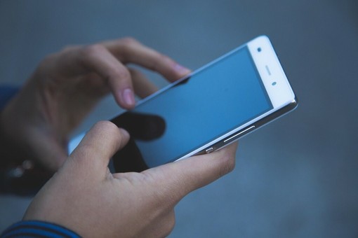 Vacanze nel mirino dei truffatori: boom di falsi Sms da portali per le prenotazioni e banche (foto di repertorio)