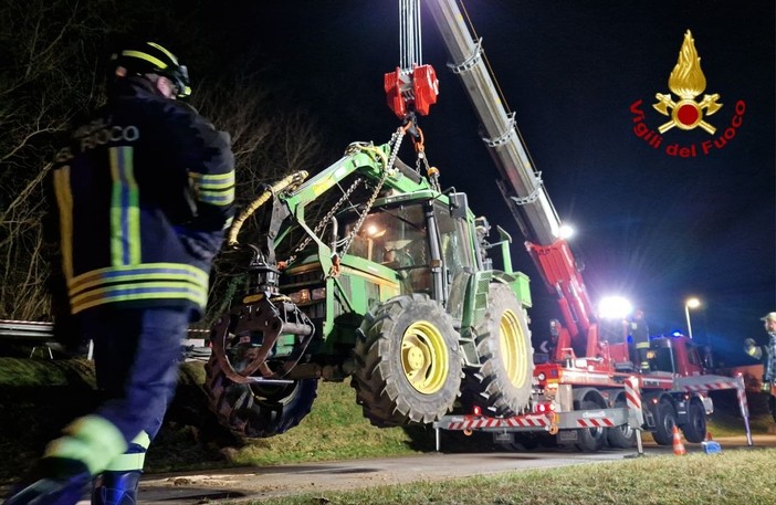 Dal nord ovest: Trattore si ribalta e resta in bilico tra due strade: intervento dei Vigili del Fuoco