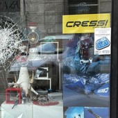 Altra vetrina infranta a Vercelli: questa volta ai danni di un'Ottica
