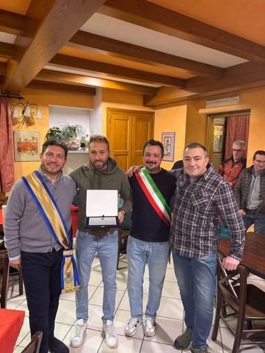 Ivan Carmellino premiato a Scopa per il primo titolo tricolore Ivan Carmellino premiato a Scopa per il primo titolo tricolore