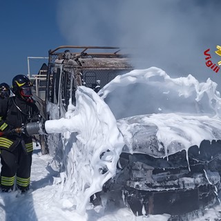 Furgone in fiamme a Borgo d'Ale FOTO