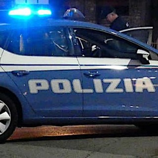 Vercelli, notte di tensione in centro: arrestato un 26enne per aggressione agli agenti