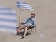 Angelo Bonelli in spiaggia con l'ombrellone...ma è il Po in secca