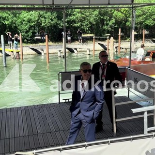 George Clooney arriva a Venezia 83 e saluta in italiano con un "buongiorno"