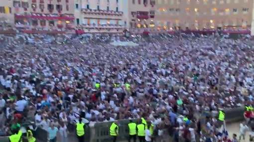 Palio di Siena, vince il Nicchio con il fantino Tittia: esplode la festa Palio di Siena, vince il Nicchio con il fantino Tittia: esplode la festa