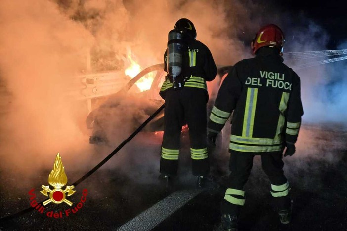 Auto a fuoco sull'A4, attimi di paura vicino a Balocco Auto a fuoco sull'A4, attimi di paura vicino a Balocco