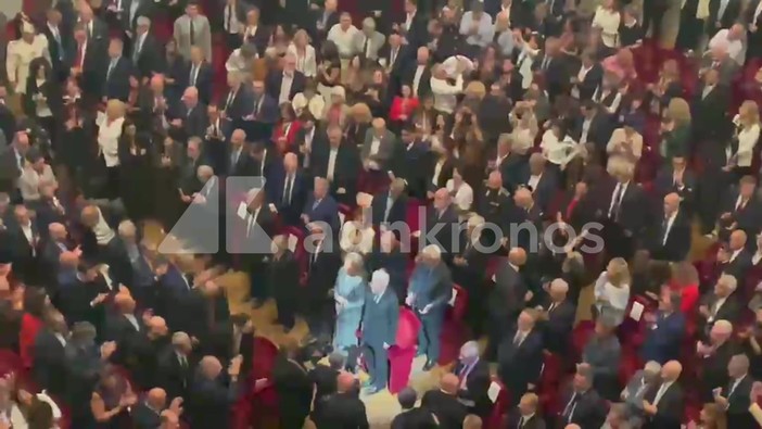 Mattarella alla Scala per i 120 anni della Cgil, il lungo applauso al suo ingresso Mattarella alla Scala per i 120 anni della Cgil, il lungo applauso al suo ingresso