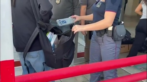 Roma, controlli di polizia con metal detector in una scuola a Tor Bella Monaca Roma, controlli di polizia con metal detector in una scuola a Tor Bella Monaca