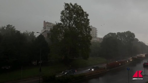 Nubifragio a Milano, raffiche di vento e strade allagate - Il video