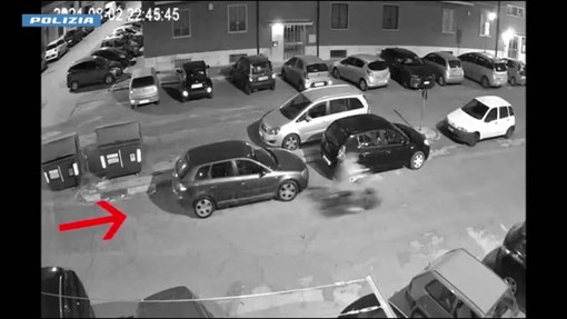 Omicidio Mongiello, il presunto killer agì in sella a bici: le immagini Omicidio Mongiello, il presunto killer agì in sella a bici: le immagini