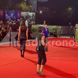 Lino Banfi e Irina Shayk, il red carpet più improbabile a Venezia 83 Lino Banfi e Irina Shayk, il red carpet più improbabile a Venezia 83