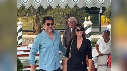 Venezia 83, Penélope Cruz e Javier Bardem sbarcano al Lido: arrivata la coppia più attesa