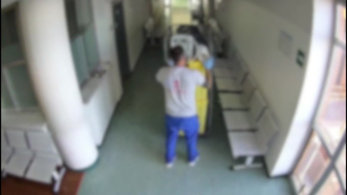 Ruba un condizionatore all'Istituto tumori di Napoli, il furto ripreso dalle telecamere Ruba un condizionatore all'Istituto tumori di Napoli, il furto ripreso dalle telecamere