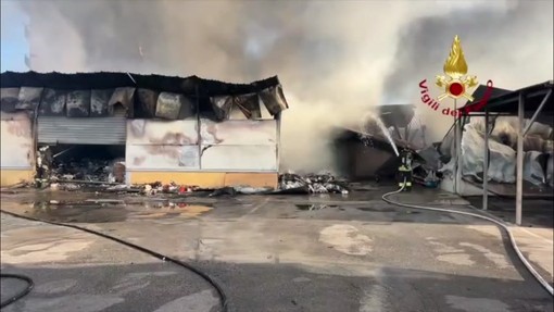Vasto incendio in un capannone industriale a Napoli, l'intervento dei Vigili del Fuoco