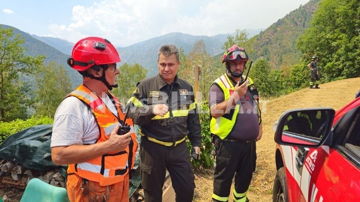 Valsessera, incendio all'Alpe Noveis: impegnati 40 operatori, aerei e mezzi a terra Valsessera, incendio all'Alpe Noveis: impegnati 40 operatori, aerei e mezzi a terra