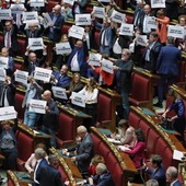 Legge elettorale, l'opposizione riempie l'Aula di cartelli 'Truffa' e 'Imbroglio' Legge elettorale, l'opposizione riempie l'Aula di cartelli 'Truffa' e 'Imbroglio'
