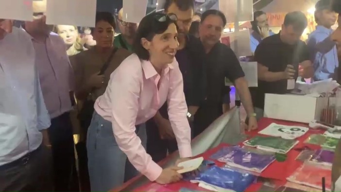 Schlein alla festa dell'Unità, applausi e selfie tra cucina e stand