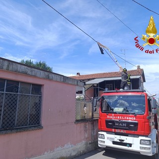 Dal Nord/Ovest, Moncrivello: Lamiera pericolante su cavo telefonico