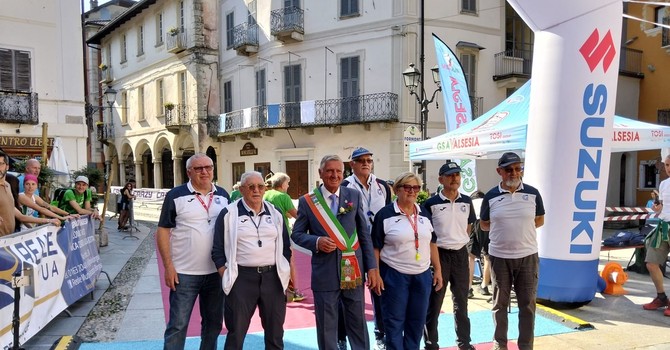 Varallo corre nella storia: 240 atleti alla Staffetta del Sacro Monte tra sport, fatica e spettacolo Varallo corre nella storia: 240 atleti alla Staffetta del Sacro Monte tra sport, fatica e spettacolo