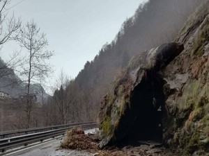 Frana sulla provinciale della Valsermenza