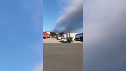 Eruzione Etna, nuova bocca nella Valle del Bove: il video della nuvola di cenere vulcanica
