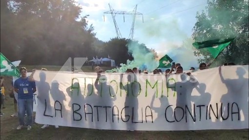 Cori sulla remigrazione e sfottò a Ranucci, l'arrivo dei giovani della Lega a Pontida Cori sulla remigrazione e sfottò a Ranucci, l'arrivo dei giovani della Lega a Pontida
