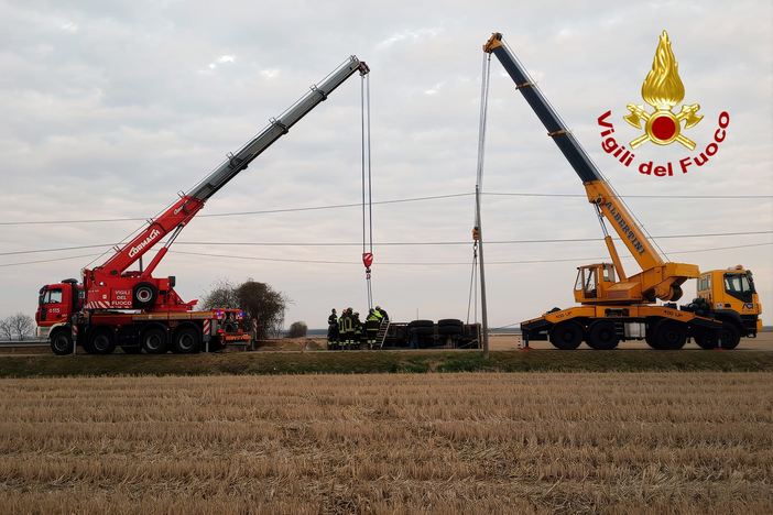 Dal Nord Ovest – Tir si ribalta fuori strada, in campo i Vigili del Fuoco con l'autogrù Dal Nord Ovest – Tir si ribalta fuori strada, in campo i Vigili del Fuoco con l'autogrù